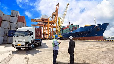 Container und Lastwagen an einem Hafen