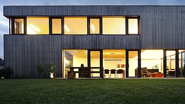 Modernes Wohnhaus mit Holzfassade