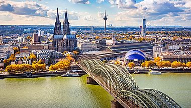 Blick über den Rhein auf den Kölner Dom und die Skyline von Köln