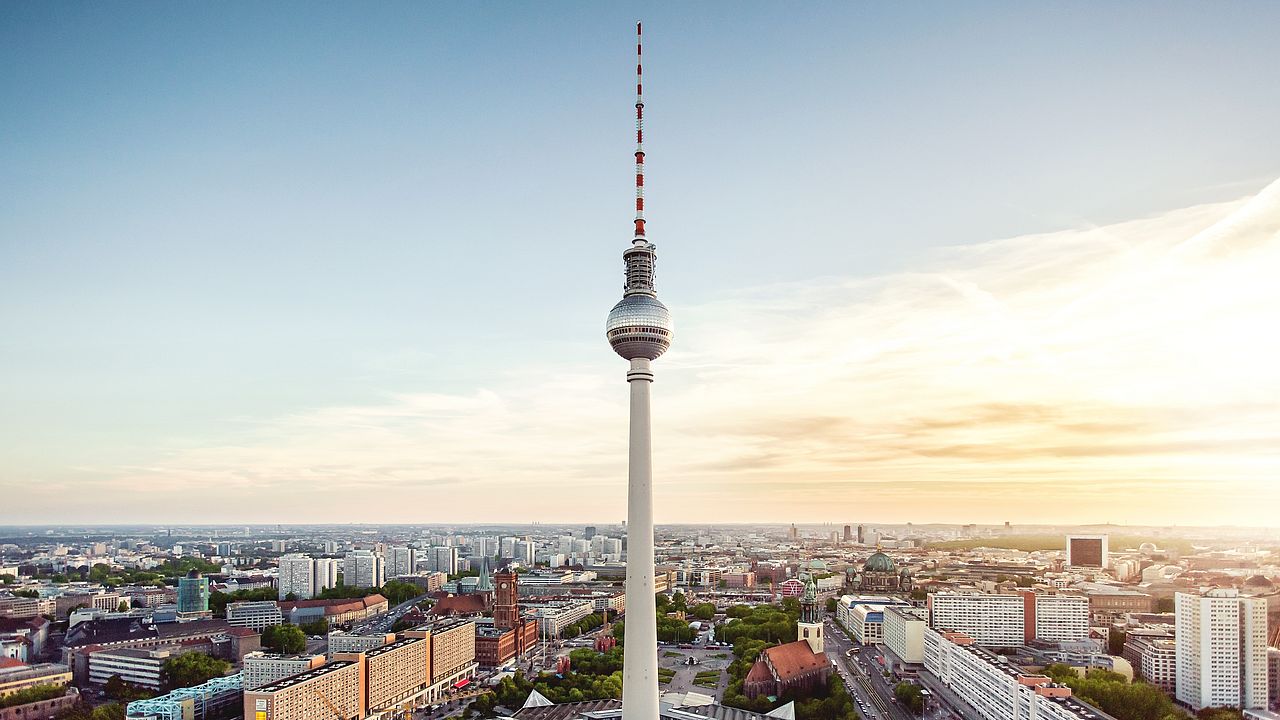 Berliner Fernsehturm und Blick über Berlin im Sonnenaufgang