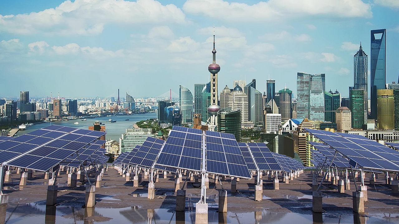 Skyline von Shanghai mit Solarzellen im Vordergrund