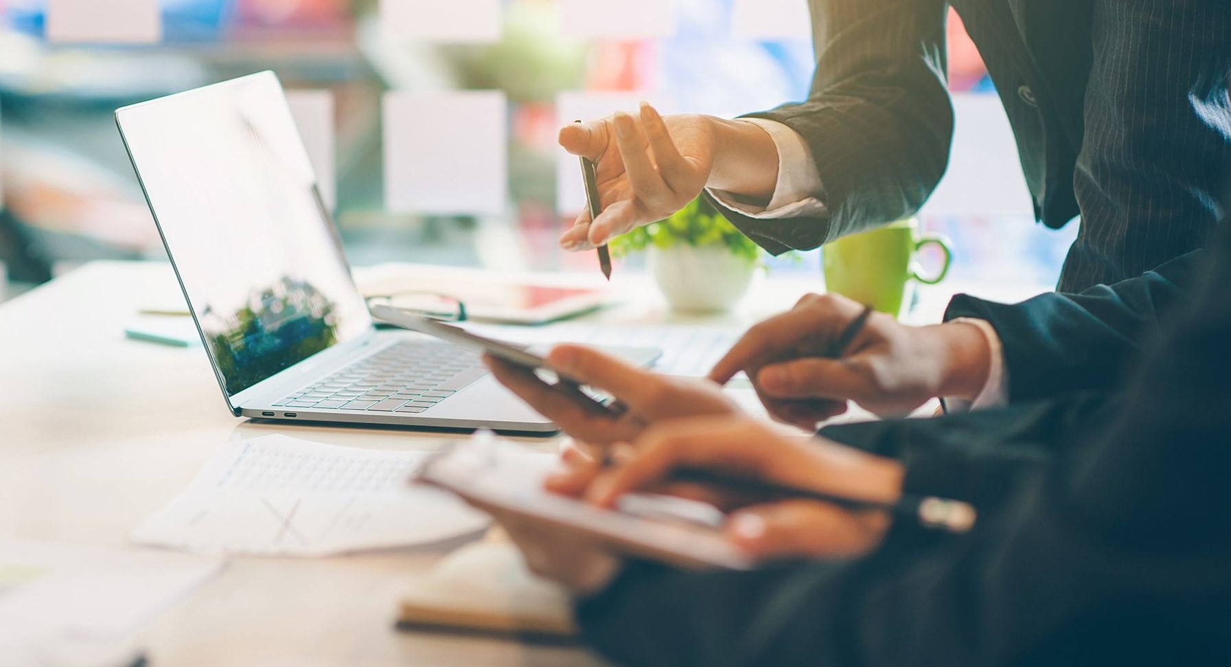 Menschen am Laptop bei einer Besprechung