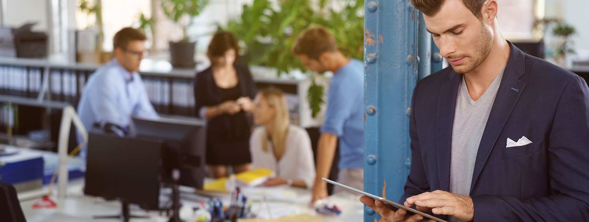 Menschen im Büro reden miteinander