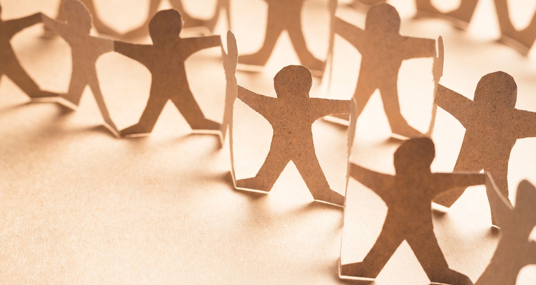 Papiermenschen, die eine Kette bilden