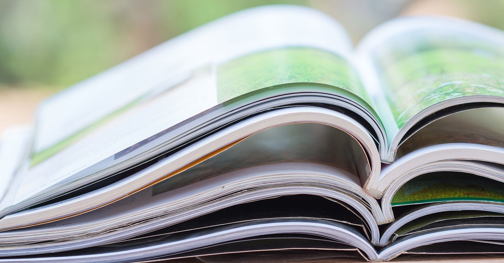 Ein Stapel Broschüren