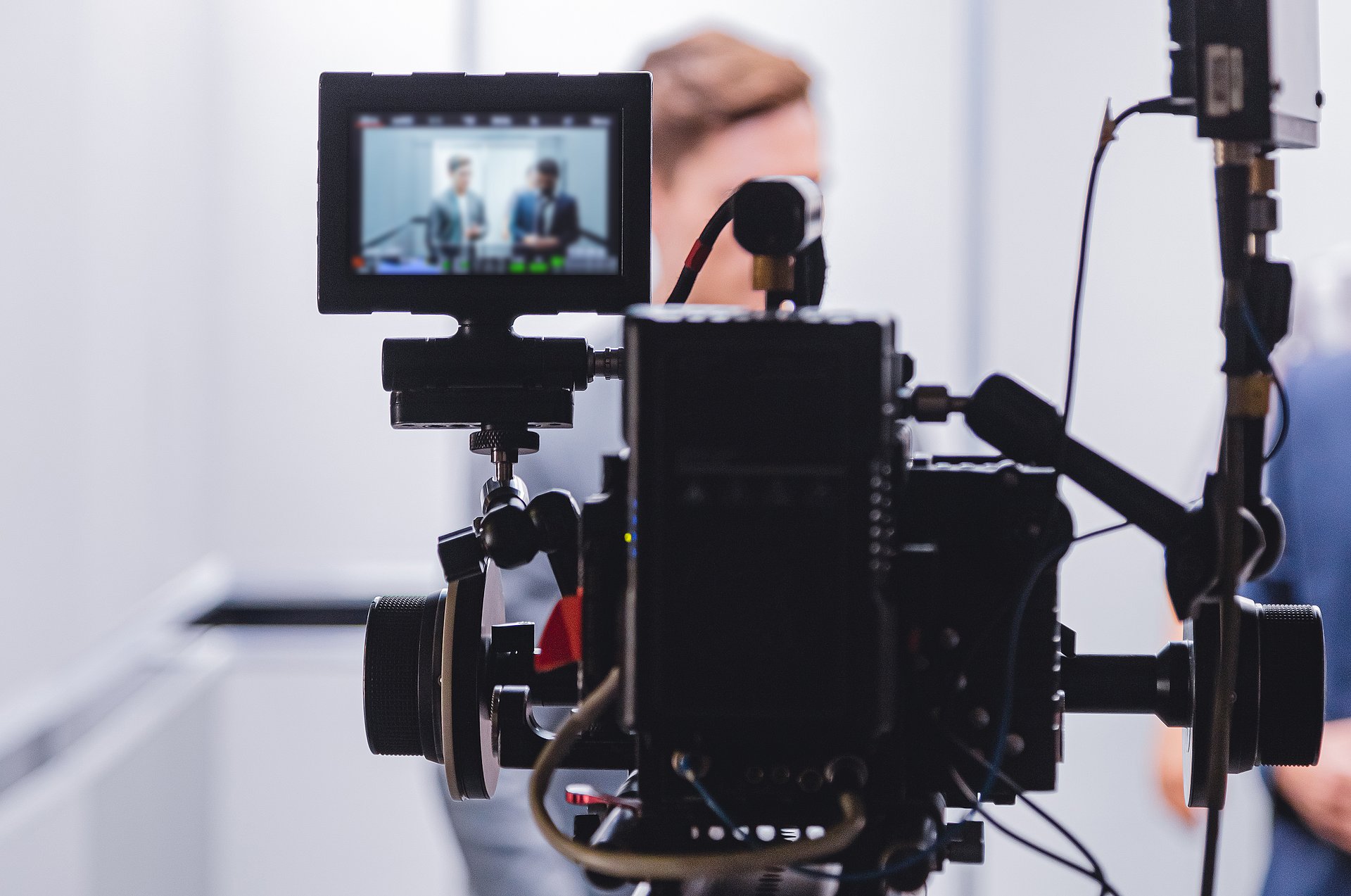 Interviewsituation durch das Display einer Kamera betrachtet