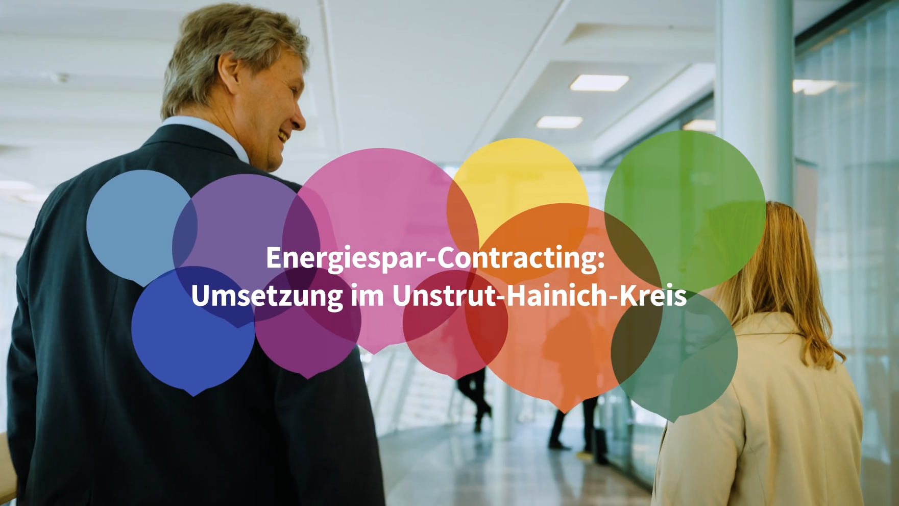 Screenshot vom Titelbild des Kurzfilms zeigt das Logo und eine Szene mit Personen von hinten, die sich unterhalten