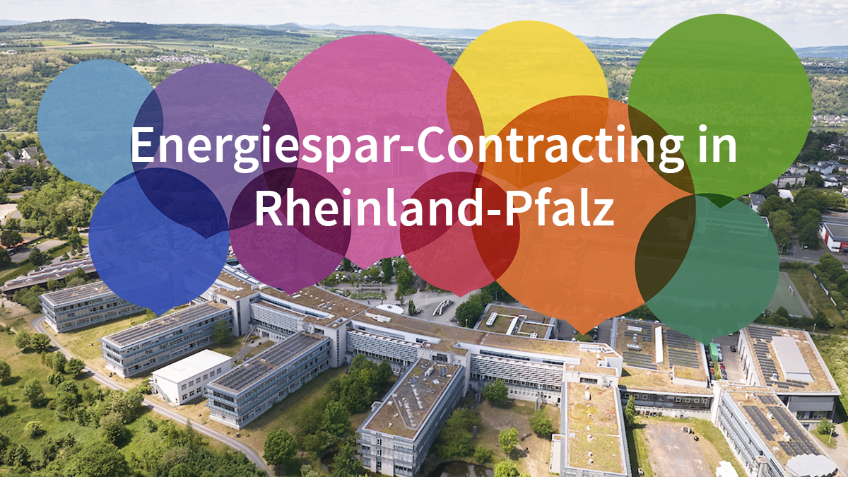 Im Vordergrund ist das"Co2ntracting: build the future!"-Logo vom Modellvorhaben der Deutschen Energie-Agentur. Im Hintergrund ist eine Drohnenaufnahme von der Hochschule Koblenz