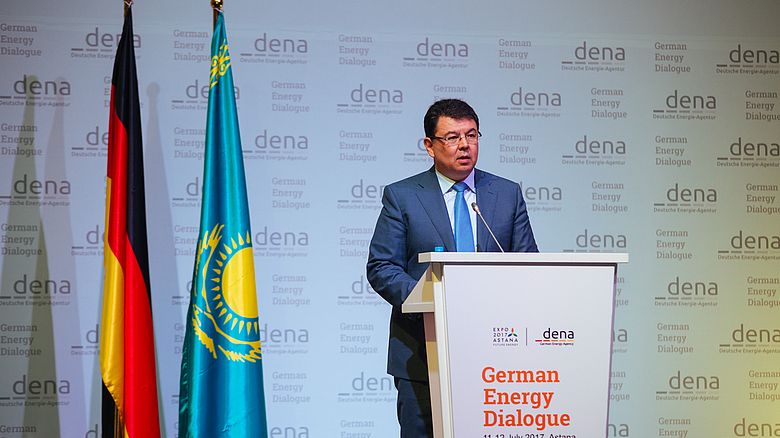 Kasachstans Energieminister Kanat Bosumbajew bei der Eröffnungsrede.