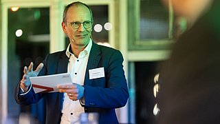 Christian Stolte (dena) im Rahmen der Moderation des Podiums „Markt“.