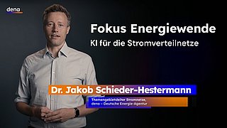 Mann mit hellblauem Hemd vor dunklem Hintergrund mit Text 'Fokus Energiewende KI für die Stromverteilnetze' und Einblendung 'Dr. Jakob Schieder-Hestermann Themengebietsleiter Stromnetze, dena - Deutsche Energie-Agentur'