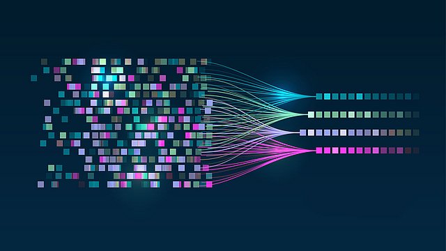 Das Bild zeigt eine abstrakte Darstellung von Datenverarbeitung: Bunte, verstreute Datenpunkte auf der linken Seite bündeln sich zur Mitte hin in geordnete, farbige Datenströme, die nach rechts in strukturierte Blöcke übergehen. Der dunkle Hintergrund hebt die leuchtenden Farben hervor.