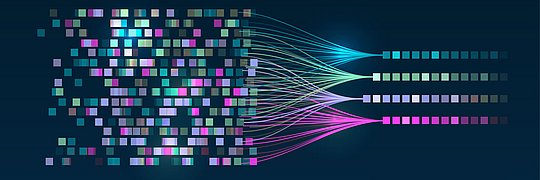 Das Bild zeigt eine abstrakte Darstellung von Datenverarbeitung: Bunte, verstreute Datenpunkte auf der linken Seite bündeln sich zur Mitte hin in geordnete, farbige Datenströme, die nach rechts in strukturierte Blöcke übergehen. Der dunkle Hintergrund hebt die leuchtenden Farben hervor.
