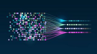 Das Bild zeigt eine abstrakte Dar-stellung von Datenverarbeitung: Bunte, verstreute Datenpunkte auf der linken Seite bündeln sich zur Mitte hin in geordnete, farbige Datenströme, die nach rechts in strukturierte Blöcke übergehen. Der dunkle Hintergrund hebt die leuchtenden Farben hervor.
