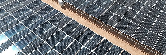Luftaufnahme einer Photovoltaik-Anlage