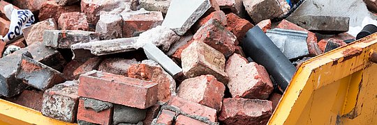 Bausteine liegen in einem Container