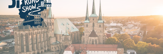 im Hintergrund sieht man eine Aufnahme aus Vogel-perspektive aus den Dom-platz und die Altstadt in Erfurt.