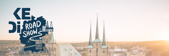 im Hintergrund sieht man eine Aufnahme aus Vogelperspektive aus den Domplatz und die Altstadt in Erfurt.