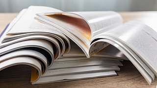 Symbolbild mit Stapel von Printmagazinen zum Thema Publikationen