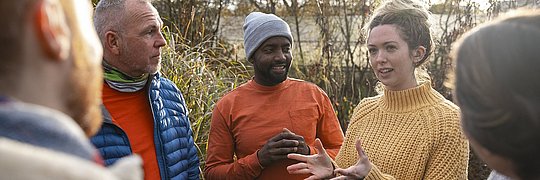 Fünf Personen unterhalten sich. 