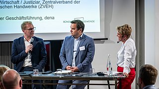 Hendrik Bollmann (SPD), Lutz Brinkmann (CDU) und Corinna Enders (dena) diskutieren auf dem Podium
