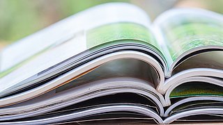 Ein Stapel Broschüren