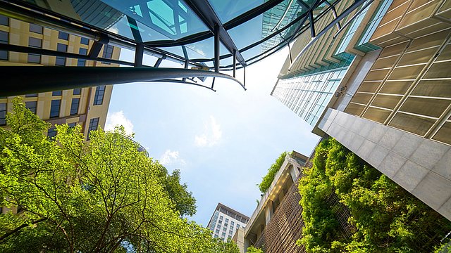 Ansicht eines Gebäudes, das in den Himmel ragt, mit Wolken im Hintergrund.