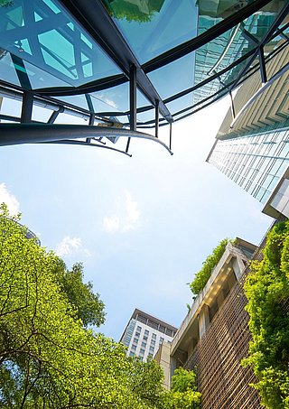Ansicht eines Gebäudes, das in den Himmel ragt, mit Wolken im Hintergrund.