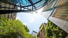 Ansicht eines Gebäudes, das in den Himmel ragt, mit Wolken im Hintergrund.