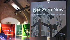 "Net Zero Now"-Banner in Raum
