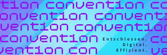 Auf dem Bild befindet sich das Wort „Convention“ mehrfach hintereinander in lila weggeschrieben sowie das Motto der Veranstaltung „Entschlossen. Digi-tal. Effizient“ geschrieben.