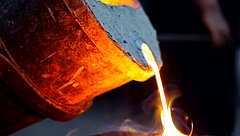 Glühendes Metall wird aus einem Schmelztiegel in einer Gießerei gegossen, Leitfaden zur Steigerung der Energieeffizienz und Senkung von CO2-Emissionen in der Gießerei-Industrie