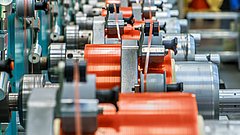 Eine Produktionsanlage in einer chemischen Fabrik zur Herstellung von Klebebändern.