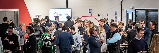Viele Personen stehen zusammen im Future Energy Lab zum Netzwerken bei der SET Hub Opern 2025