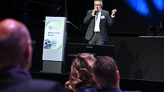 Eine Person spricht auf der Bühne