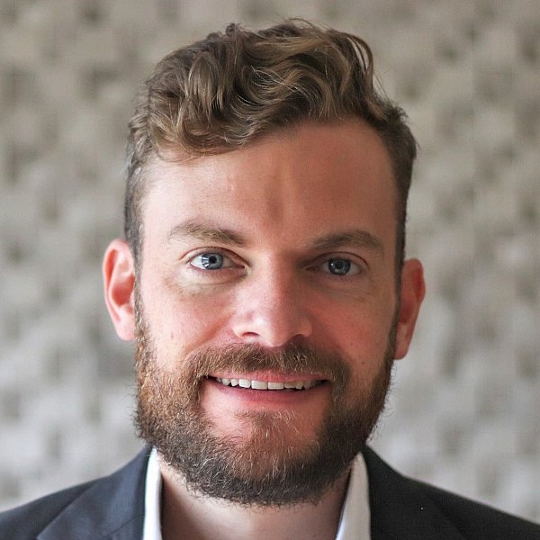Portraitbild von Alex Robertson