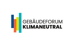 Logo des Gebäudeforums Klimaneutral mit vertikalen farbigen Balken in Blau, Gelb, Orange und Grün links von dem Schriftzug 'GEBÄUDEFORUM KLIMANEUTRAL'.
