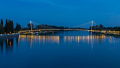 Brücke über einen Fluss bei Nacht