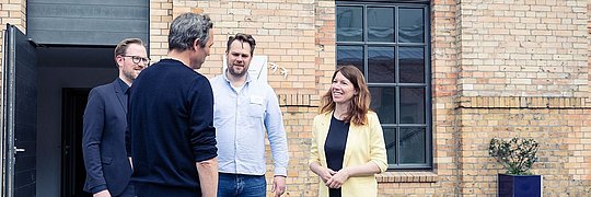 dena SET Hub Schirmherrschaft Dr. Anna Christmann vor dem Future Energy Lab