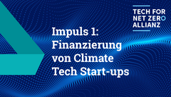Grafik mit einem blauen Hintergrund und einem wellenförmigen Muster. Text: 'Impuls 1: Finanzierung von Climate Tech Start-ups'. Logo: 'TECH FOR NET ZERO ALLIANZ'.