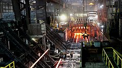 Eine Stranggussanlage in einem Stahlwerk.