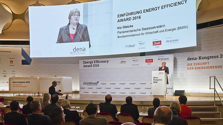 dena-Kongress: Staatssekretärin Iris Gleicke hält beim Energy Efficiency Award 2016 eine Rede am Bühnenpult.