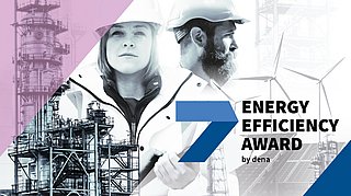Zwei Personen in Schutzkleidung, im Hintergrund Industrieanlagen und Windturbinen. Text: 'ENERGY EFFICIENCY AWARD by dena'.