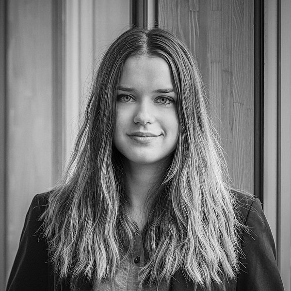 Bild von Svea Winter in schwarz weiß