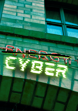 Das Bild zeigt ein Leuchtschild mit der Aufschrift „Future Energy Lab“. Das Wort „Energy“ wurde in einer digitalen Nachbearbeitung durchgestrichen und mit dem Wort „Cyber“ überschrieben.