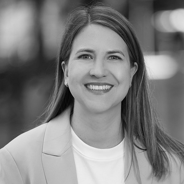 Bild von Sarah Bäumchen in schwarz weiß