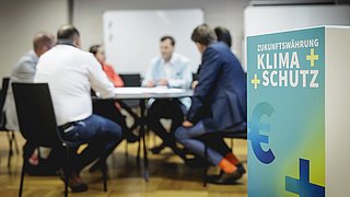 Zu sehen ist ein Gruppentisch während eines Workshops.