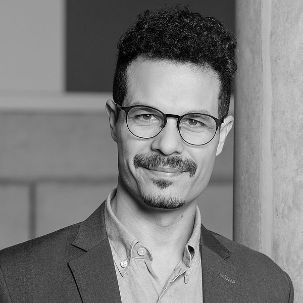 Bild von Amir Giebel in schwarz weiß