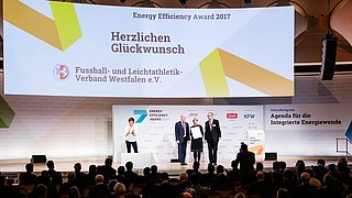 Der Fußball- und Leichtathletik-Verband Westfalen e. V. (FLVW) bekommt einen Preis auf der Preisverleihung des Energy Efficiency Awards übergeben.