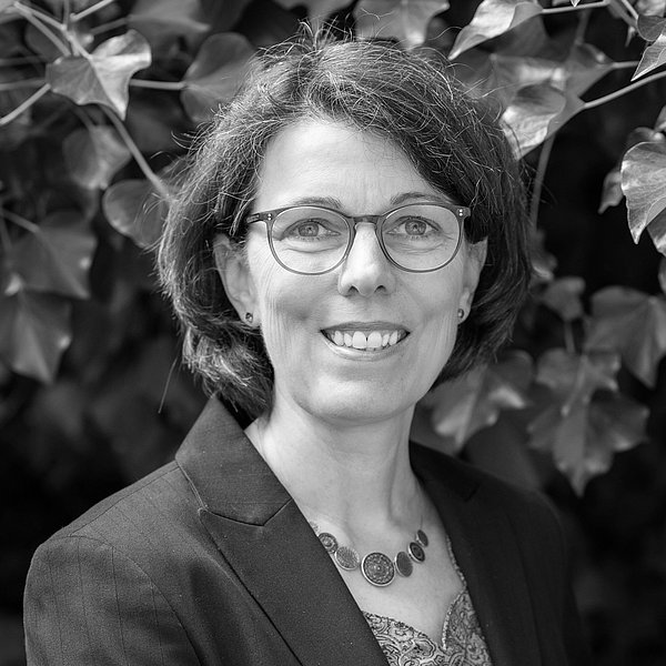 Foto von Dr. Katja Schumacher in schwarz weiß